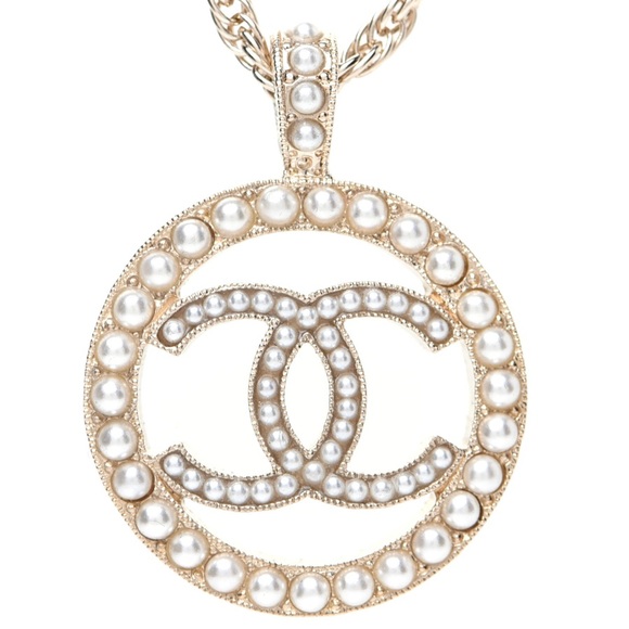 Chanel Pearl CC Round Pendant Necklace - Picture 2 of 6